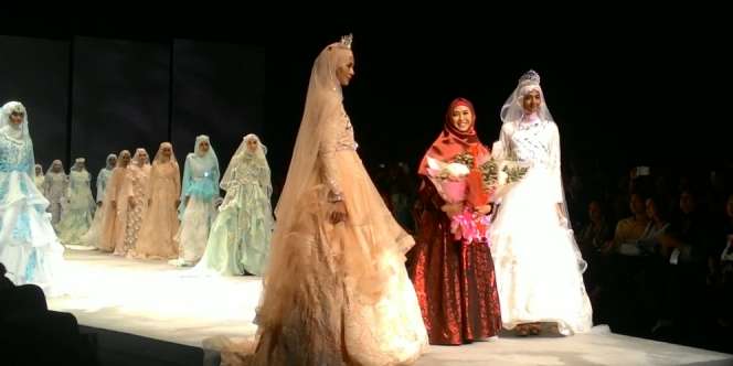 Koleksi Gaun Bridal Berkilau Swarovski ala Oki Setiana Dewi