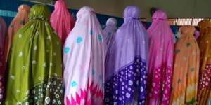 Hukum Mengenakan Mukena Warna-warni