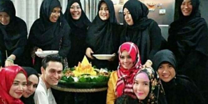 Foto Indra Bruggman di Tengah Wanita-wanita Berhijab Diprotes