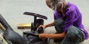 Kisah Mbah Darmi, Tukang Tambal Ban 86 Tahun