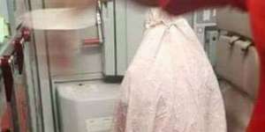 Foto Pramugari AirAsia Salat di Pesawat Bikin Haru