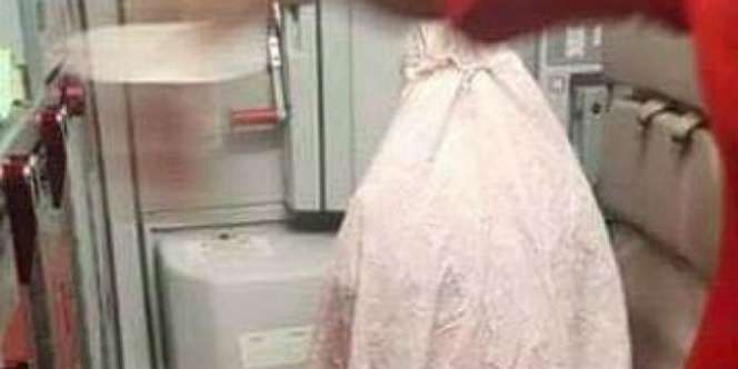 Foto Pramugari AirAsia Salat di Pesawat Bikin Haru