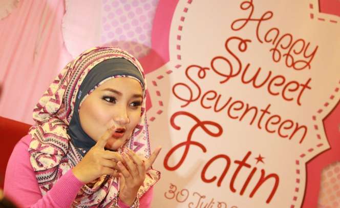 Pose #OOTD Fatin dengan Sneaker Andalannya