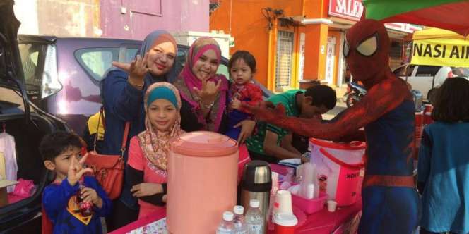 Gerobak Disita Aparat, `Spiderman` Penjual Nasi Tak Berkutik