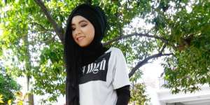 #HOTD: Hijab Hitam, Andalan Erda Nurwidiyani