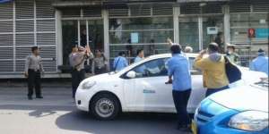 Demo Sopir Taksi Tutup Jalan Semanggi