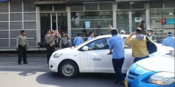 Demo Sopir Taksi Tutup Jalan Semanggi