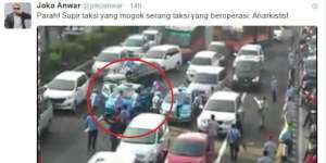 Video Demo Sopir Taksi Rusuh Injak-injak Mobil Lain