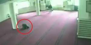 Terekam CCTV, Pria Wafat Saat Sujud di Masjid