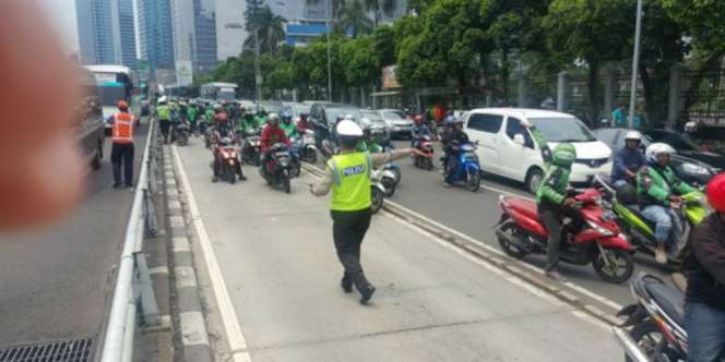 Giliran Sopir Taksi Bentrok dengan Driver Ojek Online