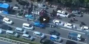 Dihadang, Taksi Nekat Tabrak Sopir-sopir Pendemo
