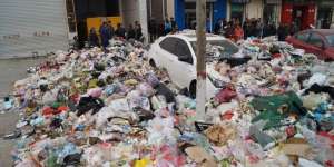 Parkir Sembarangan, Mobil Mewah Ditimbun Sampah