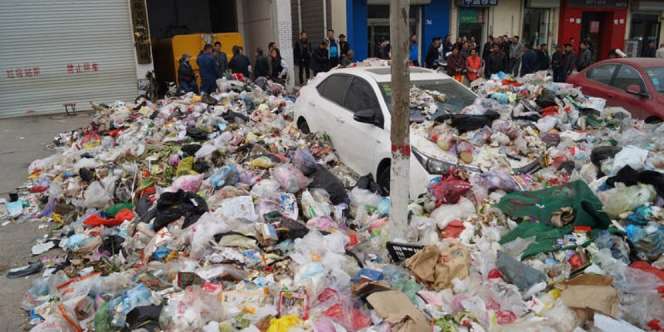 Parkir Sembarangan, Mobil Mewah Ditimbun Sampah