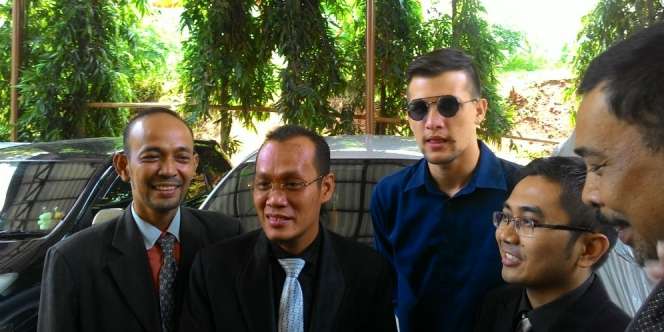 Stuart Collin Banding, Pertanyakan Hak Sebagai Ayah