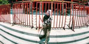 #HOTD: Simpel-Kasual, Paduan `Floral Top` dan Pashmina