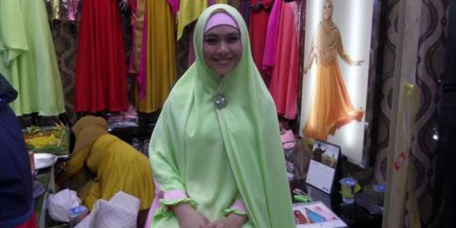 Rancang Busana Bridal, Oki Setiana Sampai Panggil Guru Private