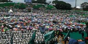 Ribuan Muslimat NU Menyemut di Stadion Malang