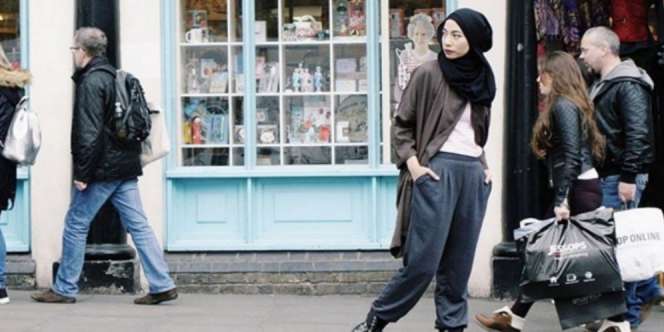 Rhily Zoro: Intip Gaya Hijaber Saat di Inggris