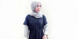 #HOTD: Hijab Simpel Nuansa Abu-abu Melly Dimastianti