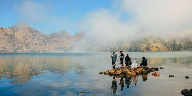 Keindahan Danau Ini Buat Turis Mati-matian Mendaki Rinjani