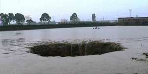 Lubang Raksasa Misterius Muncul, 25 Ton Ikan Tersedot!