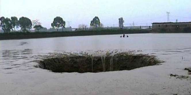 Lubang Raksasa Misterius Muncul, 25 Ton Ikan Tersedot!