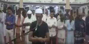 Jadi Imam Dadakan, Pria Ini Pukau Puluhan Ribu Orang