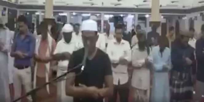 Jadi Imam Dadakan, Pria Ini Pukau Puluhan Ribu Orang