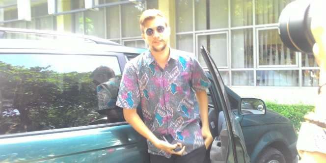 Dengan Mata Bengkak, Stuart Collin Curhat ke KPAI