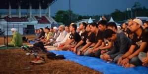 Konser Rock Berhenti untuk Salat Magrib Berjamaah