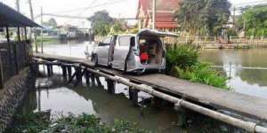 Vellfire Nyaris Nyemplung Gara-gara Sopir Terlalu Percaya...