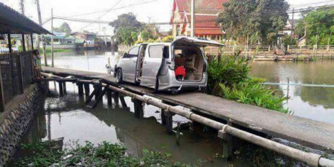 Vellfire Nyaris Nyemplung Gara-gara Sopir Terlalu Percaya...