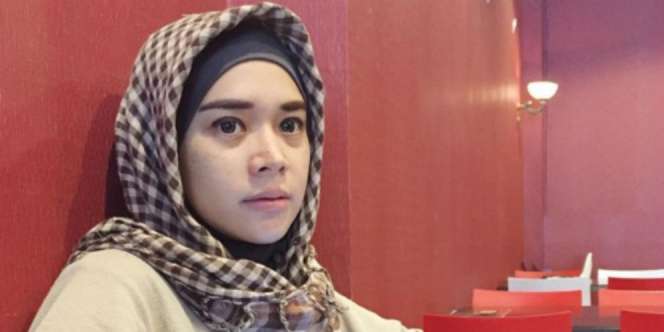 Cantiknya Kadhita Ayu Istri Dalas 'Serigala Terakhir' Berhijab