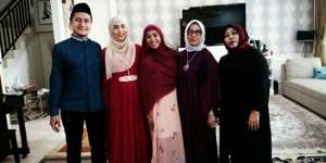 Sambut Anak Ketiga, Fenita Arie Untung Cantik Berhijab