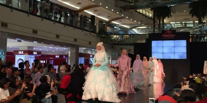 Gaun Pesta Minimalis Syar`i Oki Setiana Dewi