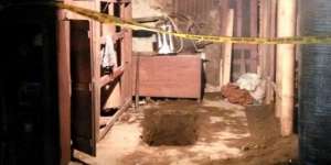 Tak Mau Repotkan Tetangga, Pria Ini Kuburkan Ibu di Dalam...