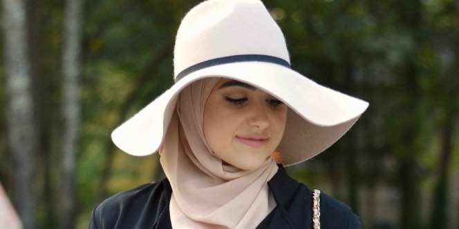 Cara Padukan Jilbab dengan Topi
