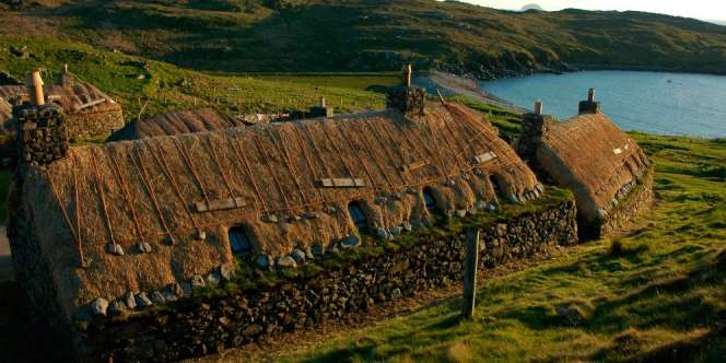 Blackhouse, `Rumah Hitam` Unik untuk Manusia dan Hewan 