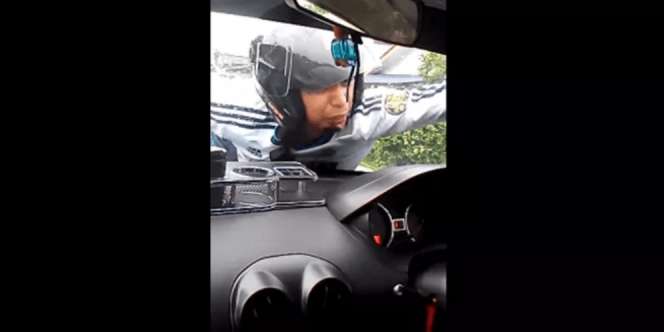 Nyesel Talak Istri, Suami Bergelayut di Kaca Mobil