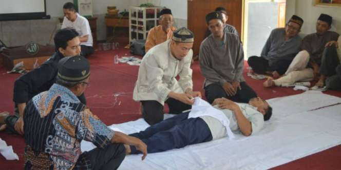 Teringat Dosa Saat Jadi Model Jenazah
