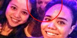 Geger Hantu Ikut Selfie, Komentar Pria Ini Bikin Ngakak...