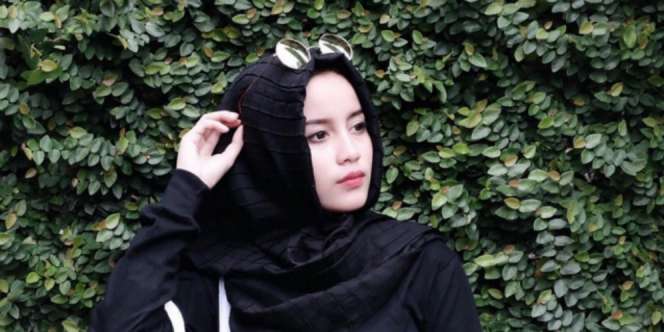 Tips Pakai Busana Hijab Monokrom