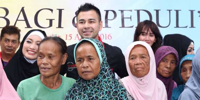 Raffi Ahmad Bagi-bagi Gerobak untuk Pemulung