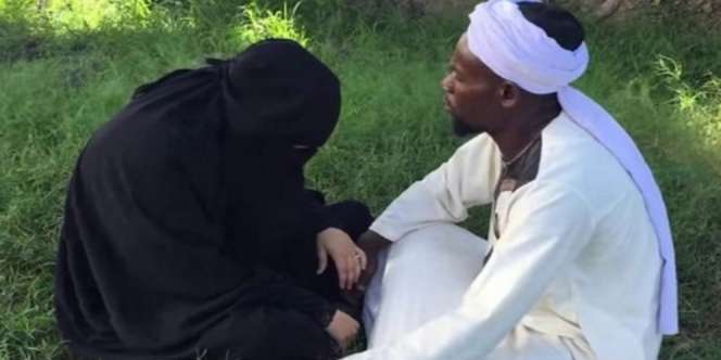 Menyeramkan! Gadis Kerasukan Setan di Siang Bolong