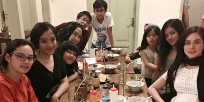 Momen Putri Ahmad Dhani Bertemu Mantan Suami Mulan