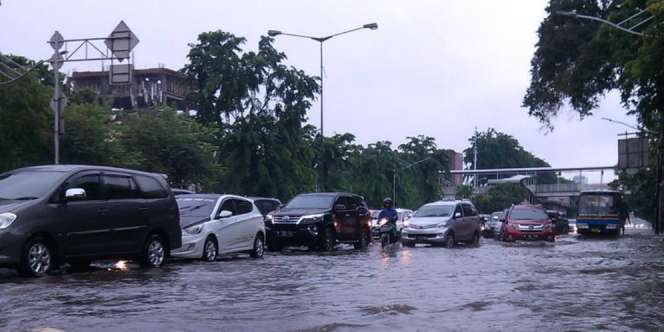 Banjir Kepung Jakarta, Lalulintas Lumpuh