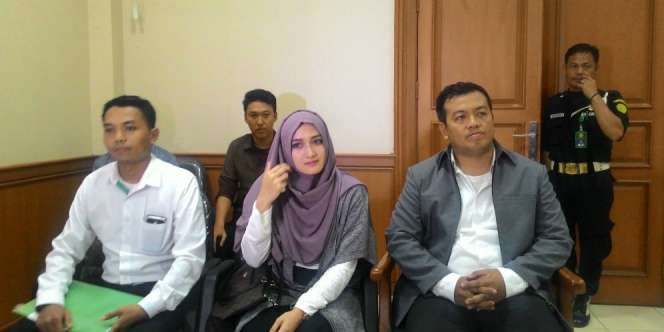 Hadiri Sidang Cerai, Istri Sahrul Gunawan Terburu-buru