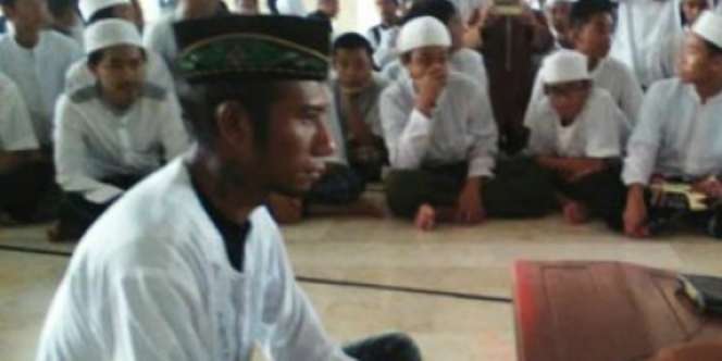 Lantunan Azan Antar Pemuda Peluk Islam