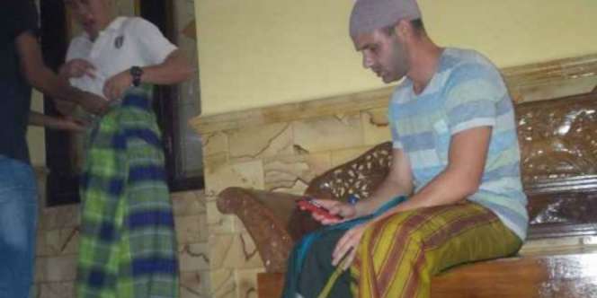 Lucunya Pemain MU Belajar Pakai Sarung, Yah... Melorot...