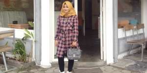#HOTD: Gaya Hijaber Atik Maisaro dengan Motif `Flanel`